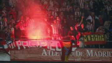 Aficionados del Atl&eacute;tico de Madrid celebran la consecuci&oacute;n del segundo gol de su equipo ante el Real Madrid, durante la final de la Copa del Rey, esta noche en el estadio Santiago Bernab&eacute;u, en Madrid. 