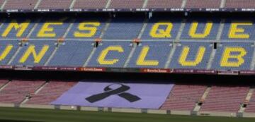 Multitudinaria despedida a Johan Cruyff en el Camp Nou. Muchos aficionados al fútbol se acercaron al estadio para mostrar sus respetos al mítico jugador holandés.