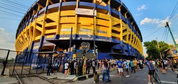 Homenaje a Maradona en el exterior de La Bombonera de Boca.