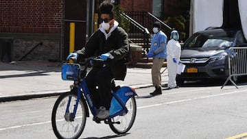 A man rides a Citi Bike past the Brooklyn Hospital on April 1, 2020 in New York City. - When America&#039;s oldest bike shop opened, the Spanish flu was ravaging New York. Over a century later, it&#039;s helping residents work and stay sane as cycling pro