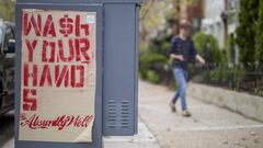 Washington (United States), 30/03/2020.- A pedestrian walks past a homemade &#039;wash your hands&#039; sign glued to a traffic control box along 15th Street in Washington, DC, USA, 30 March 2020. District of Columbia Mayor Muriel Bowser has issued a &#03