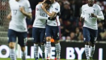 Giroud celebra su primer tanto del encuentro junto a Martial.