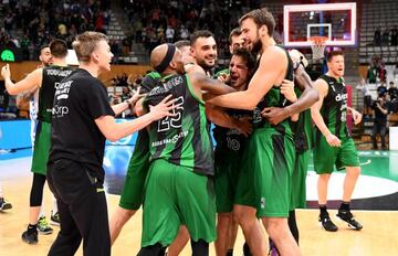 Los jugadores del Divina Joventut celebran una victoria.