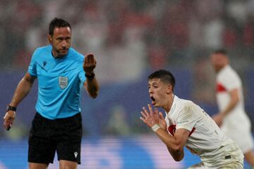 El jugador de Turquía, Arda Güler, reacciona ante el árbitro portugués Artur Soares Dias, durante el encuentro frente a Austria.
