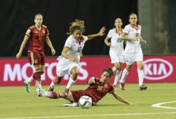 Shirley Cruzdribbles y Marta Torrejón.