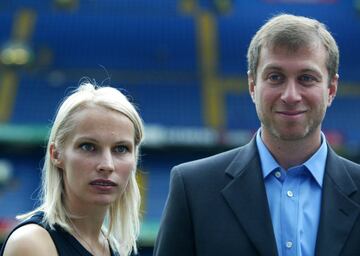 Puede no considerarse un deportista, pero el divorcio del due?o del Chelsea fue astron車mico. Se separ車 de su primera mujer, Irina, en 2007. Con ella tuvo cinco hijos. El ruso entreg車 a su ex cuatro casas, incluida una de unos 30 millones de d車lares en West Sussex. Se estima que el costo total del divorcio est芍 entre los 1.800 y 3.600 millones de d車lares.