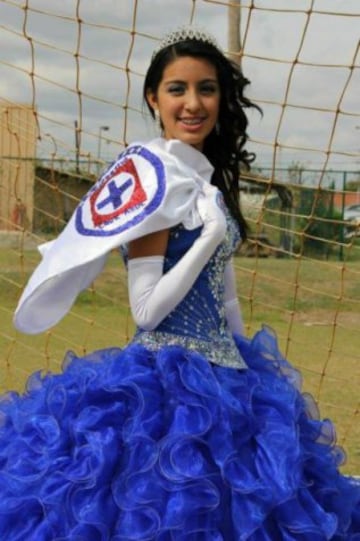 Esta chica, además de posar con su vestido de La Máquina, se fue a la cancha para darle un mejor contexto 