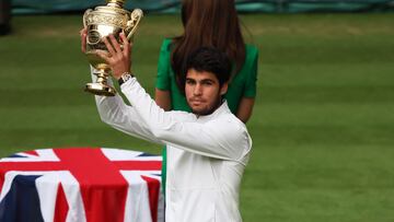 Wimbledon (United Kingdom), 16/07/2023.- Carlos Alcaraz of Spain poses with the winner's trophy after winning his Men's Singles final match against Novak Djokovic of Serbia at the Wimbledon Championships, Wimbledon, Britain, 16 July 2023. (Tenis, España, Reino Unido) EFE/EPA/ISABEL INFANTES EDITORIAL USE ONLY