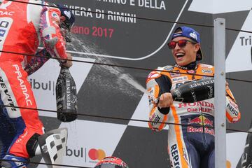 Marc Márquez celebra la victoria en el podio mojando a Petrucci.