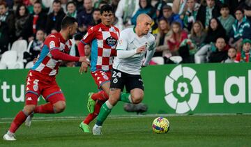 Pombo, del Racing, perseguido por jugadores del Lugo.