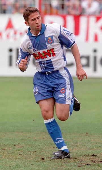 Tamudo es un ídolo en Cornellá. El canterano perico es el máximo goleador de la historia del Espanyol y protagonista de muchas hazañas del club blanquiazul. Su debut fue el 23 de marzo de 1997 en el José Rico Pérez contra el Hércules, y seguro que el delantero lo recuerda con una sonrisa. Marcó un gol, y no uno cualquiera, sino uno vital frente a un rival directo por la permanencia. En el minuto 89, Tamudo silenció el Rico Pérez y le dio tres puntos con sabor a Primera División a ‘su’ Espanyol. Es considerado uno de los goles más importantes de la historia del club perico y como el comienzo de la leyenda de Tamudo en Cornellá. Es cierto que después fue cedido, pero acabó siendo héroe e icono en Barcelona, escribiendo una historia, por ahora, inigualable para el club... y todo comenzó en Alicante.