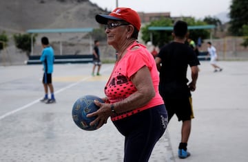 Maria Angelica Ramos a sus 92 años de edad, sigue entrenando a jovenes y niños en el distrito de Los Olivos en Lima, con la misma ilusión desde hace más de 40 años.