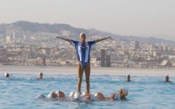 La presentación de la nueva equipación del Espanyol fue en una piscina.
