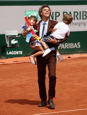 Former French Open champion Gustavo Kuerten with his children.