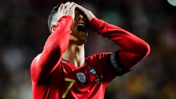 Cristiano Ronaldo lamenta su lesi&oacute;n en el empate ante Serbia.