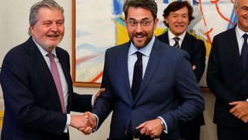 Spain&#039;s Culture Minister Maxim Huerta receives the ministerial briefcase from outgoing minister Inigo Mendez de Vigo at the Culture Ministry in Madrid, Spain June 7, 2018. Picture taken June 7, 2018.   REUTERS/Paul Hanna