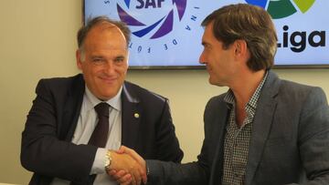 BAS103. BUENOS AIRES (ARGENTINA), 03/11/2017. El presidente de la Liga de Fútbol Profesional (LFP) española, Javier Tebas (i), y el presidente de la Superliga Argentina, Mariano Elizondo (d), se dan la mano después de firmar un convenio de colaboración para hacer frente a la violencia en el fútbol y "promover mejores prácticas de seguridad" hoy, viernes 3 de noviembre de 2017, en Buenos Aires (Argentina). EFE/Pablo Ramón Ochoa