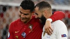 Cristiano y Benzema se saludan durante la última Eurocopa.