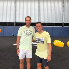 Xavi Hernández disfruta del pádel en la Rafa Nadal Academy by Movistar