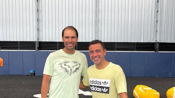 El extenista Rafa Nadal posa junto con el exjugador y exentrenador del Barcelona Xavi Hernández en las pistas de pádel de la Rafa Nadal Academy