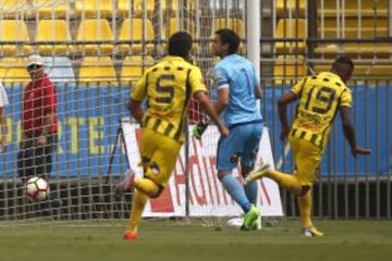 Futbol, Everton vs Universidad Catolica. 
Segunda fecha, campeonato de Clausura 2016/17.
El jugador de Everton Nahum Gomez, celebra luego de convertir un gol contra Universidad Catolica durante el partido de primera division disputado en el estadio Sausalito de Via del Mar, Chile.
12/02/2017
Marcelo Hernandez/Photosport
*************

Football, Everton vs Universidad Catolica.   Second date, Closure Championship 2016/17.
Everton's player Nahum Gomez, celebrates after scoring  against Universidad Catolica during the first division football match held at the Sausalito stadium in Via del Mar, Chile.
12/02/2017.
Marcelo Hernandez/Photosport