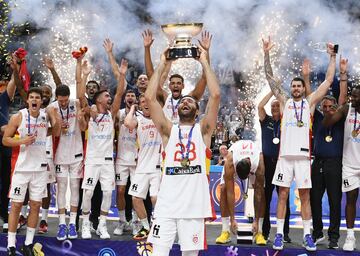 Rudy Fernández levanta la copa del Eurobasket.