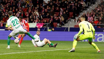 3-0. Samuel Lino recibe un centro de Julin ?lvarez dentro del rea, recorta con un amago a Juan Iglesias y con la pierna derecha, dispara superando a Jir Letcek colocando el baln al palo largo del portero del Getafe.