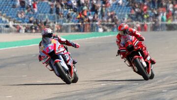 ALCAÑIZ (TERUEL), 18/09/2022.- El piloto italiano Enea Bastianini (Gresini Racing MotoGP) (i) se impone ante su compatriota Francesco Bagnaia (Ducati Lenovo Team) (d) y gana el Gran Premio Animoca Brands de Aragón de MotoGP que se disputa este domingo en el circuito turolense de de Motorland Alcañiz. EFE/Javier Cebollada
