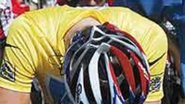 <b>ABATIDO.</b> Armstrong llegó así de exhausto tras la etapa de ayer.