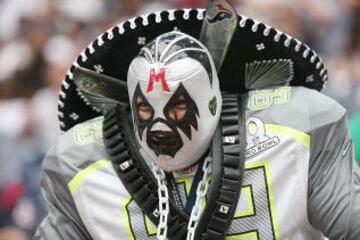 Y hablando de fans, este se lleva uno de los premios de la jornada. Una mezcla imposible entre Rey Misterio, Emiliano Zapata y un tackle de los Texans, todo aderezado de colores fosforitos y una mirada asesina. Da para malo de una peli de Robert Rodriguez.