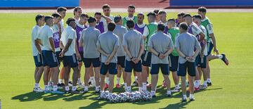 Luis Enrique rodeado de jugadores durante la charla en el entrenamiento. 

