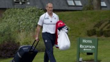 El seleccionador ingl&eacute;s de rugby, Stuart Lancaster, abandona el hotel antes de un partido del Mundial de Rugby que se ha disputado entre septiembre y octubre en Inglaterra.