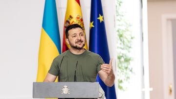 El presidente de Ucrania, Volodimir Zelenski, durante una rueda de prensa posterior a un encuentro con el presidente del Gobierno, en el Palacio de La Moncloa, a 27 de mayo de 2024, en Madrid (España). Durante su reunión, Sánchez y Zelenski firman un nuevo acuerdo bilateral de seguridad, como ya ha hecho Ucrania con otros países de la UE y la OTAN. Antes de su encuentro con el presidente del Ejecutivo, Zelenski ha sido recibido por el Rey a su llegada al aeropuerto de Barajas y hoy por la tarde visita el Congreso de los Diputados. Esta es la primera visita oficial de Zelenski a España y se produce después de que se aplazara su visita el pasado 17 de mayo por el recrudecimiento de la ofensiva rusa sobre la ciudad de Jarkov.
27 MAYO 2024;ZELENSKI;MONCLOA;UCRANIA;ACUERDO;SEGURIDAD
Carlos Luján / Europa Press
27/05/2024