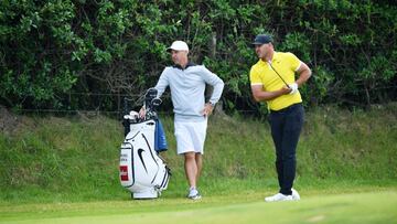 Brooks Koepka junto a su caddie, Ricky Elliott, en una pr&aacute;ctica previa al 148&ordm; British Open. 