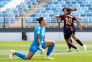 Alba Redondo celebra el 0-2 con Férez, anotado tras regatear a Misa.