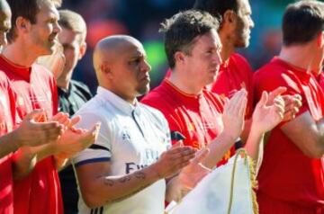 Real Madrid's Roberto Carlos and Liverpool's Robbie Fowler applaud former Liverpool full-back Ronnie Moran who died earlier this week.