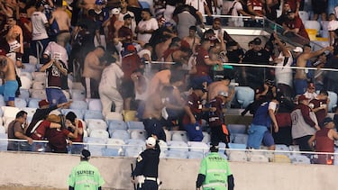 Policías brasileños se enfrentan con hinchas del Club Atlético Lanús durante el partido de vuelta de los cuartos de final de la Copa Sudamericana frente al Fluminense Football Club en el Estadio Maracaná de Río de Janeiro.