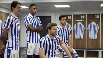 Los jugadores de la Real posan con la nueva camiseta de la final de la Copa del Rey