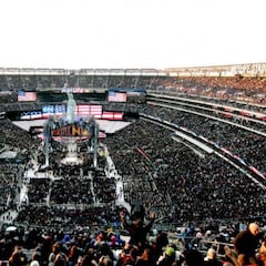 Los aficionados miran al cielo antes de WrestleMania 35