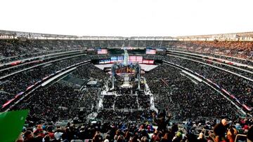 Los aficionados miran al cielo antes de WrestleMania 35