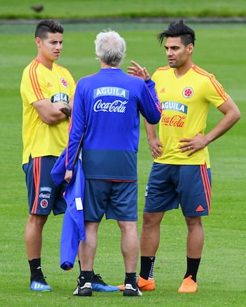 Falcao, James y Pékerman dialogaron gran parte de la práctica en el centro de la cancha. El '10' y el '9' realizaron trabajos de recuperación