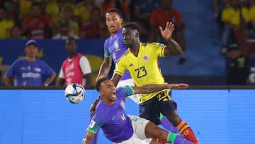 AMDEP3132. BARRANQUILLA (COLOMBIA), 16/11/2023.- Davinson Sánchez (d) de Colombia disputa el balón con Gabriel de Brasil hoy, en un partido de las Eliminatorias Sudamericanas para la Copa Mundial de Fútbol 2026 entre Colombia y Brasil en el estadio Metropolitano en Barranquilla (Colombia). EFE/ Mauricio Dueñas Castañeda
