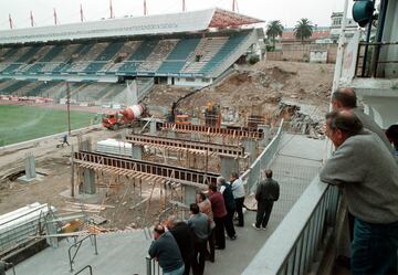 Mediada la década de los años 90, el Estadio acometió una nueva remodelación, con el fin de cerrarlo y transformarlo en un campo de fútbol, sin pistas de atletismo. Riazor pasó a ser una “bombonera”.