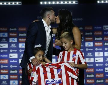 El centrocampista mexicano procedente del Porto ha sido presentado en el Wanda Metropolitano como nuevo jugador del Atlético de Madrid.