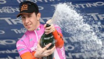 Josef Cerny, festeja su liderato en el Giro de Trentino.
