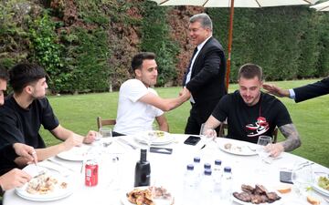 Saludo entre Joan Laporta y Eric García.