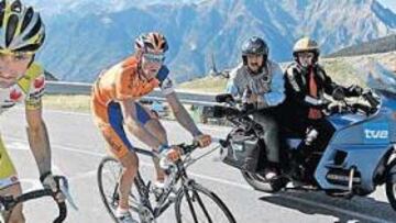 <b>EN CABEZA. </b>Leonardo Piepoli y Denis Menchov se dirigen hacia la meta después de descolgar a Carlos Sastre y Ezequiel Mosquera, que circulaban a pocos segundos.