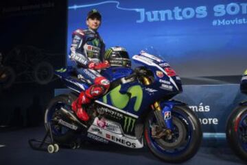 El piloto Jorge Lorenzo posa para los medios durante la presentación oficial del equipo Movistar Yamaha.