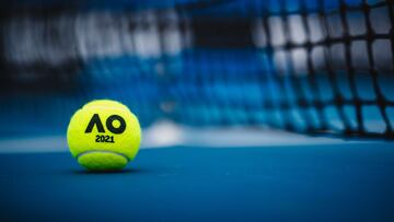 Imagen de una pelota sobre una pista del Open de Australia.
