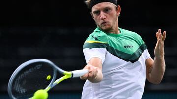 Alejandro Davidovich devuelve una bola ante Diego Schwartzman durante su partido de octavos de final del Rolex Paris Masters, el Masters 1.000 de París.